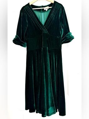 Vintage-Inspired Emerald Green Velvet Fit & Flare Dress. Women 1x/16